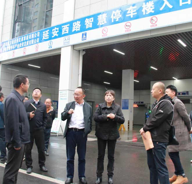 市交通集团党委书记、董事长刘荣（左三）率队视察延安西路智慧停车项目3