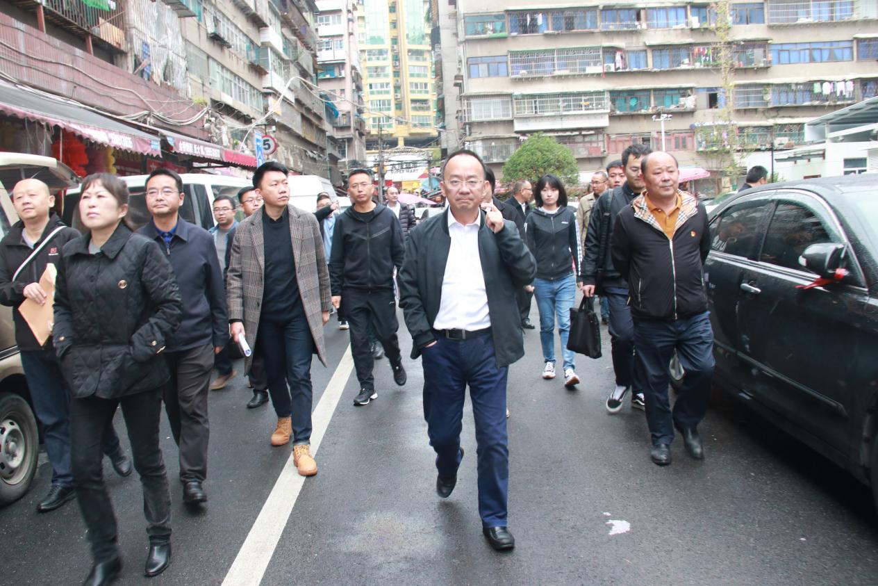 市交通集团党委书记、董事长刘荣率队在延安西路智慧停车场项目进行实地走访