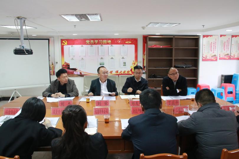 市交通集团党委书记、董事长刘荣（中）在延安西路智慧停车场项目组织调研座谈1