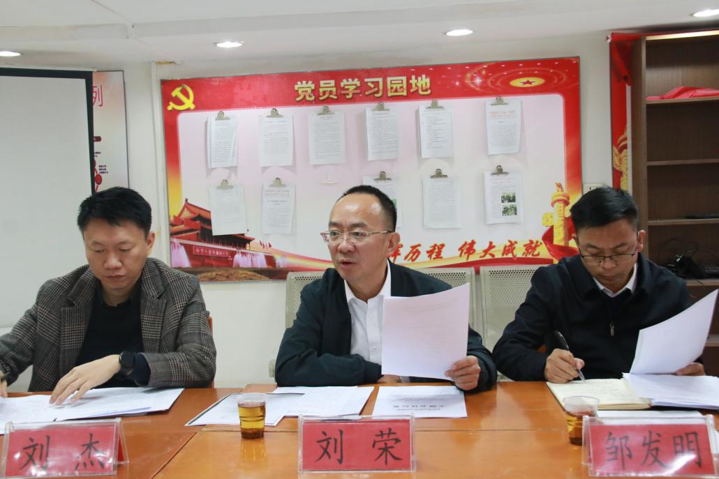 市交通集团党委书记、董事长刘荣（中）在延安西路智慧停车场项目组织调研座谈4